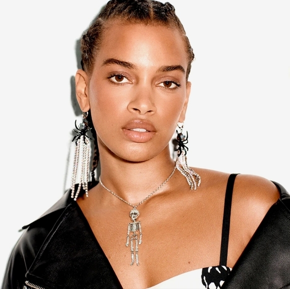 🔹️Betsy Johnson🔹️ Beautiful  Skeleton Pendant 24" crystal Necklace - Picture 1 of 8